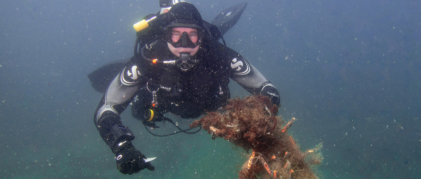Ghost Diving - Diver from chapter in Hong Kong with junk from the ocean floor
