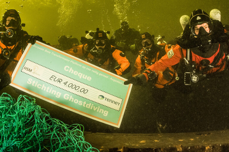 Ghost Diving - Divers happy with a gift of 4000 euro