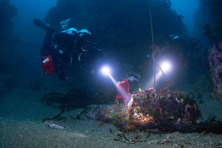 Ghost Diving - Divers from Chapter New Zealand with craypot recovery.