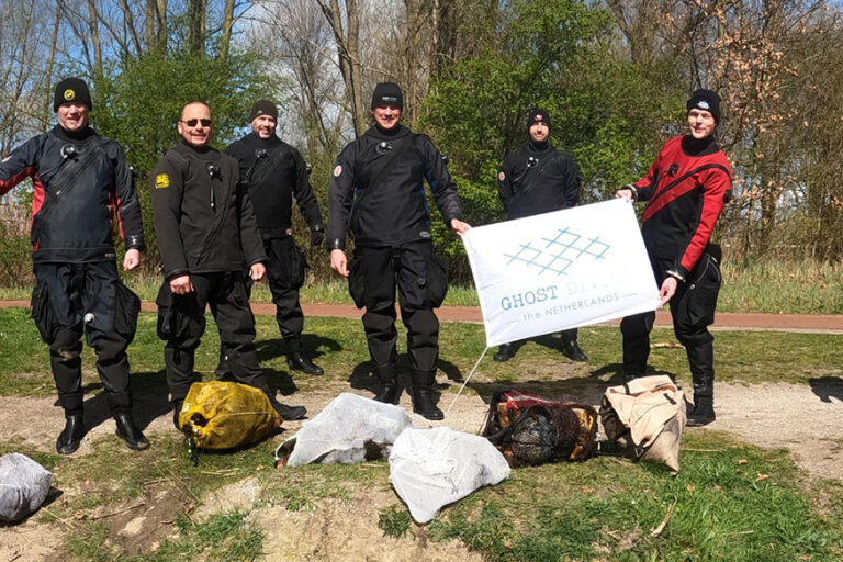 Ghost Diving - Dutch Ghost Diving Team cleans lake Nieuwe Meer