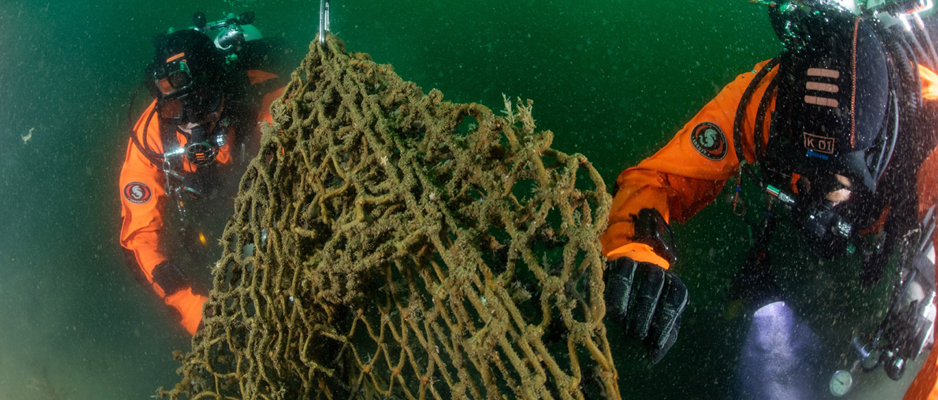 Ghost Diving - Two divers on regular cleanup SS Trevier with Omroep West TV